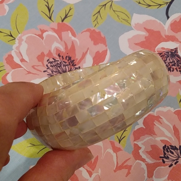 Beautiful Mother of Pearl Bangle - Picture 4 of 5